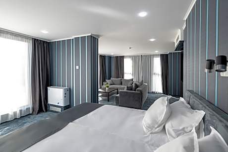 Deluxe King Suite
