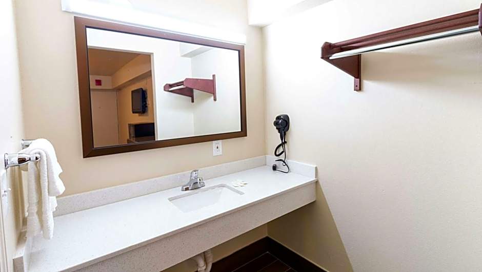 Magnuson Extended Stay and Suites Airport Hotel