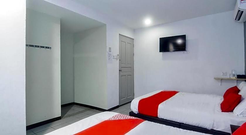 OYO 89465 Golden Lounge