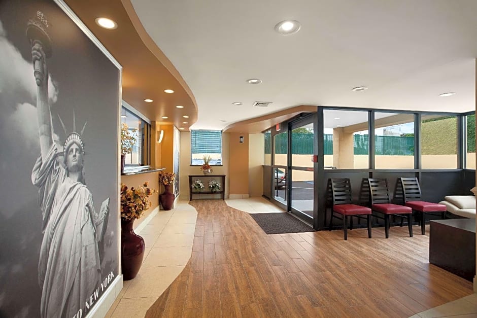 Super 8 by Wyndham Bronx