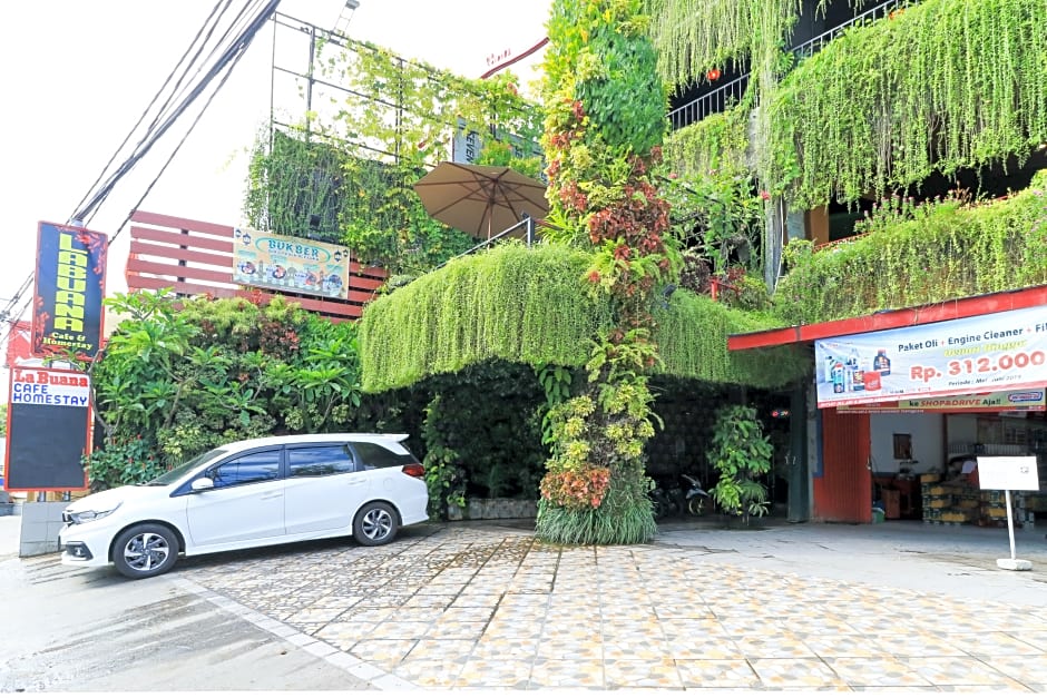 Labuana Homestay and Cafe Garden Makassar by ZUZU