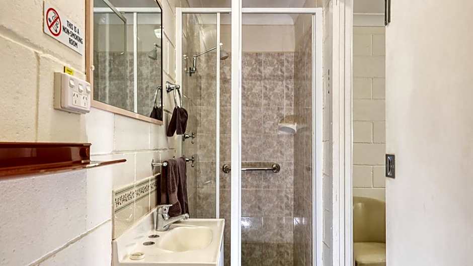 Golden Peak Motel PeakHill