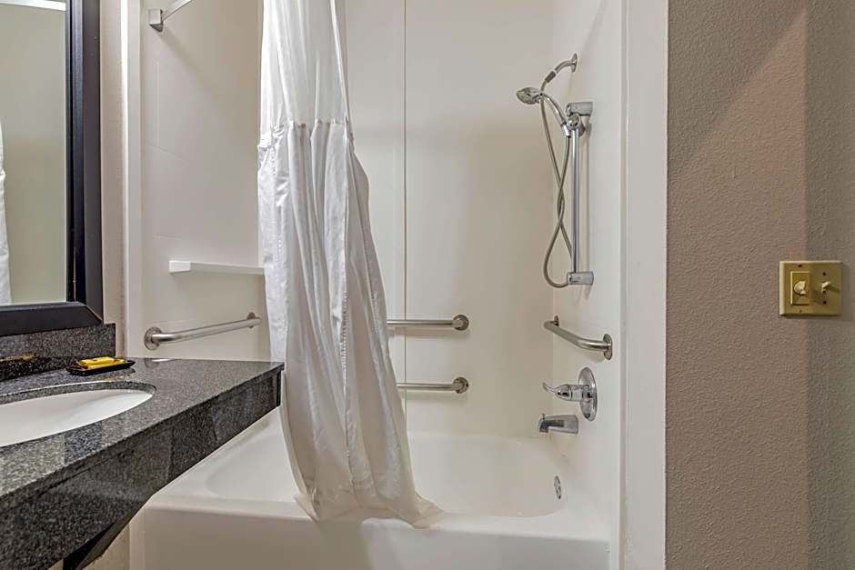 Photo 1 of 5 of 1 King Bed, Hearing/Mobility Accessible, Bathtub