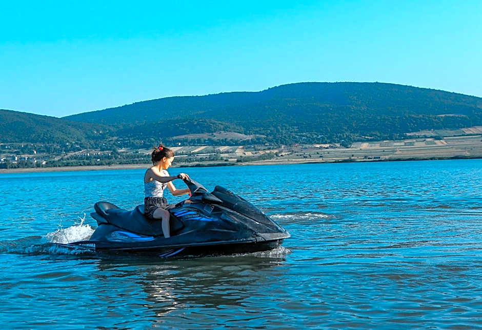 Laguna Beach Club Bazaleti Lake