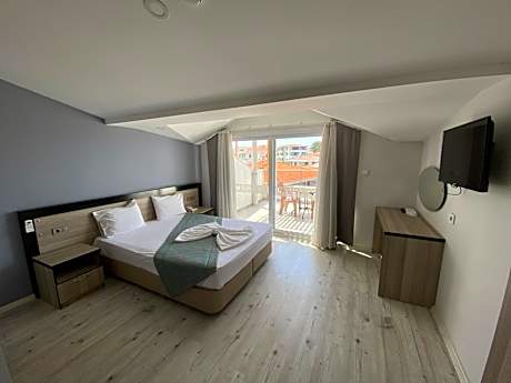 Triple Room with Terrace