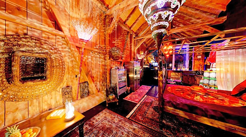 Bijou Hotel / Love and Romance