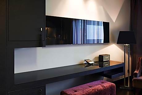 Superior Queen Room with City View