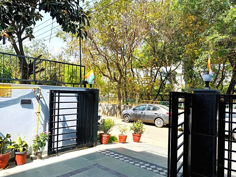 Qotel Noida 51 couple Friendly 