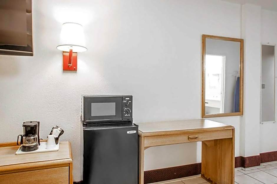 Econo Lodge Truman Inn