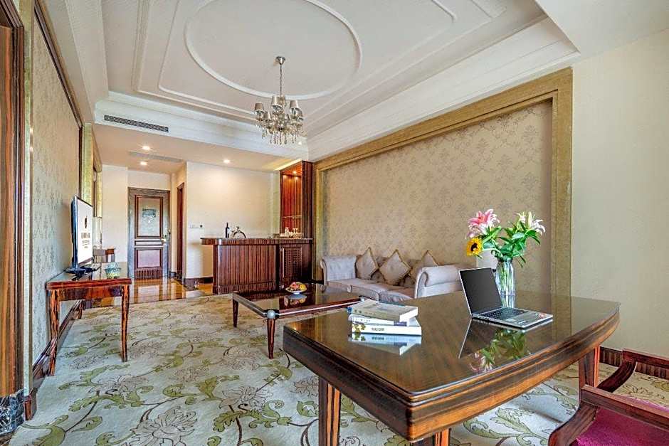 Suqian Shangyang Lake New Century Hotel