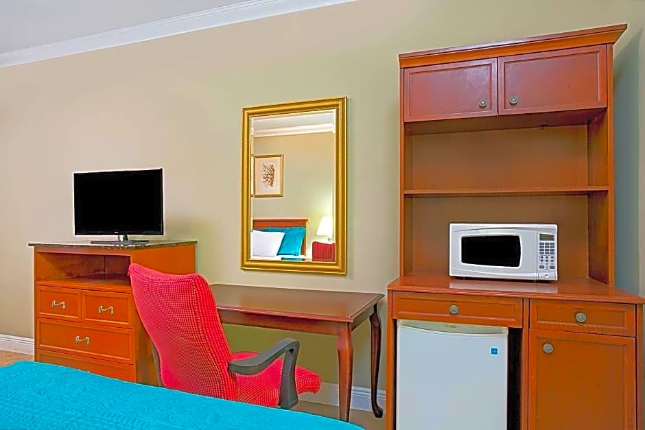SUN AND SURF INN