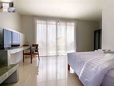 Deluxe King Room with Balcony