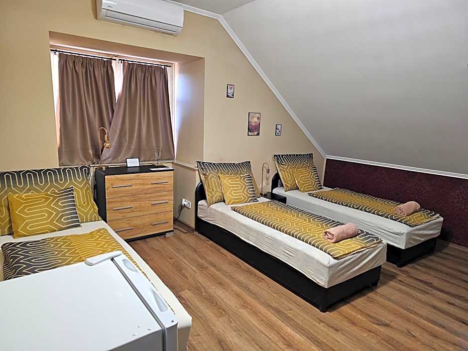 Foto 1 de 5 de Triple Room with Bathroom
