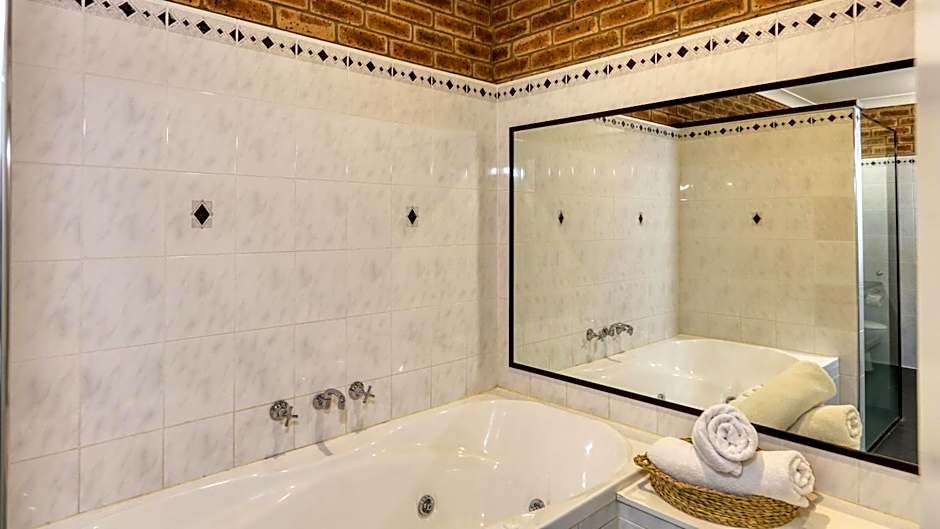 Hamilton Henry Parkes Motor Inn