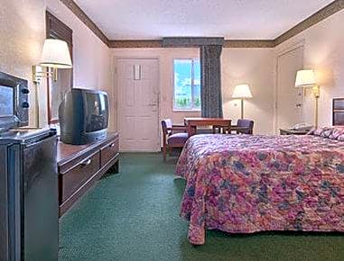 Super 8 by Wyndham Wapakoneta