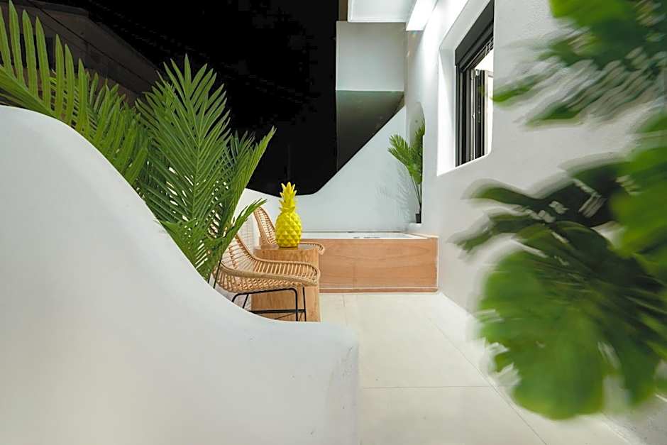 Portara Seaside Luxury Suites