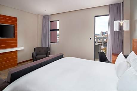 Luxury King Room with Sofa Bed and Balcony - City View