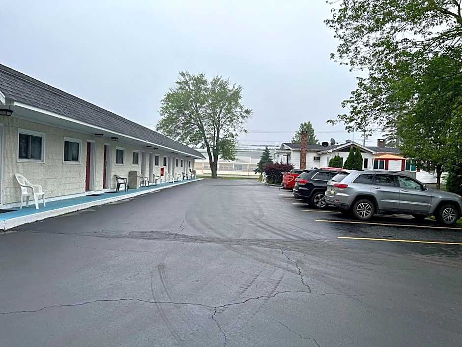 Rodeway Inn & Suites Brunswick near Hwy 1