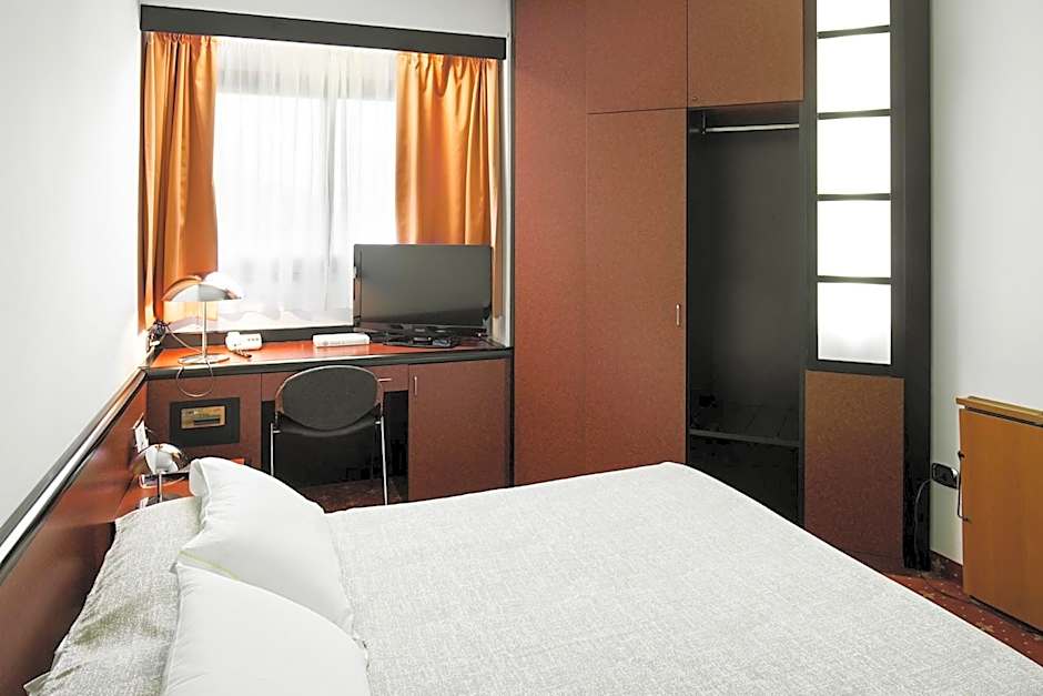 Zdjęcie 1 z 4 — 1 Double Bed or 2 Beds