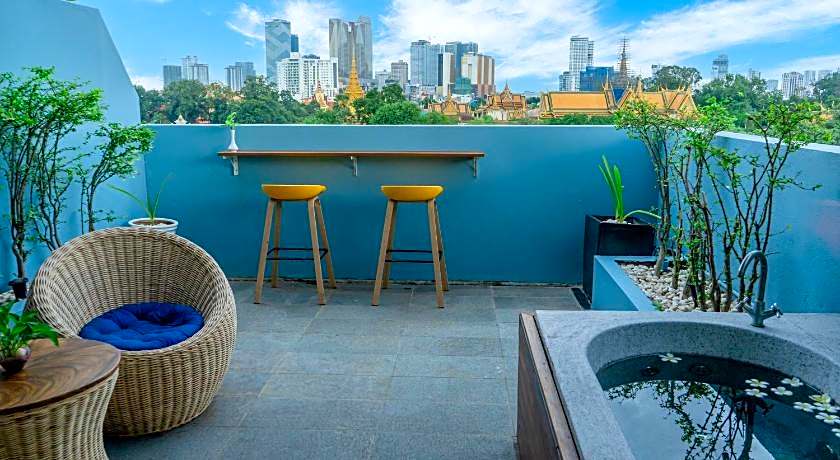 Frangipani Royal Palace Hotel