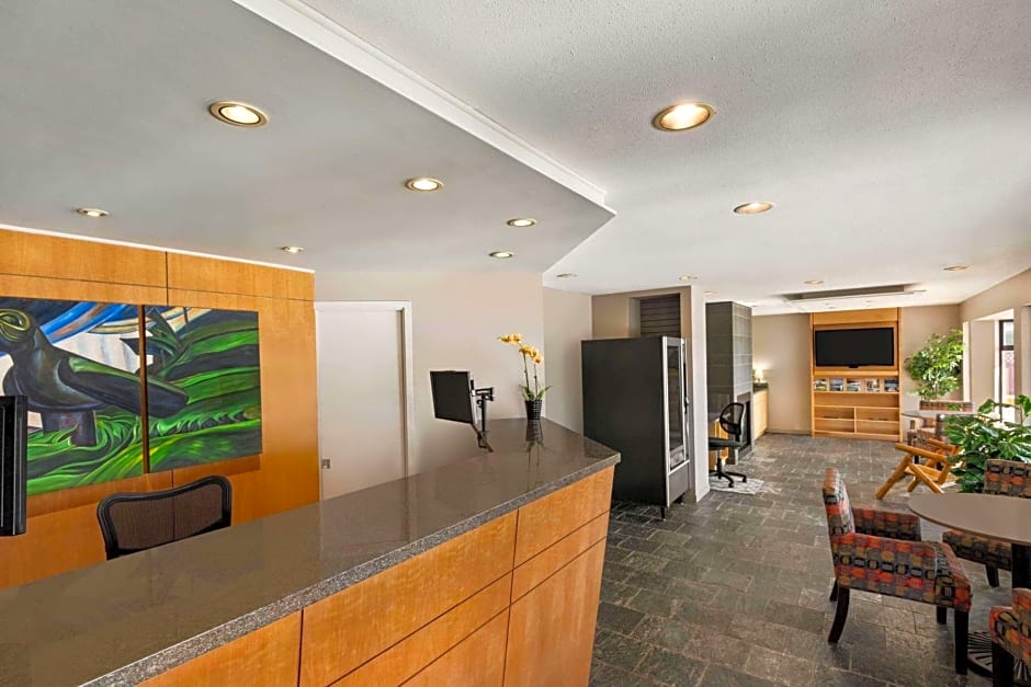 Travelodge by Wyndham Abbotsford Bakerview