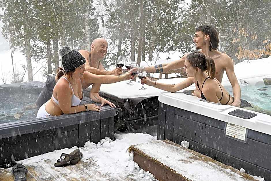 Front RIVER private BEACH 2 HOT TUBS 15 p SAUNA