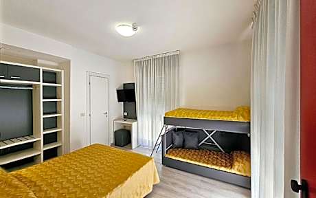 Family Room with Balcony (2 Adults + 2 Children)