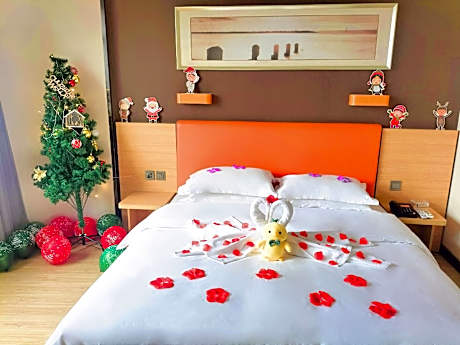 WH - Holiday Theme Room