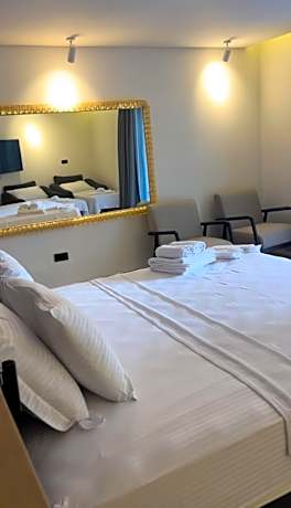 Deluxe Jacuzzi Suite