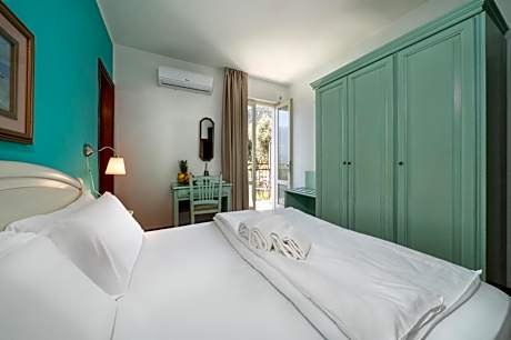 Double Room With Balcony and Partial Lake View
