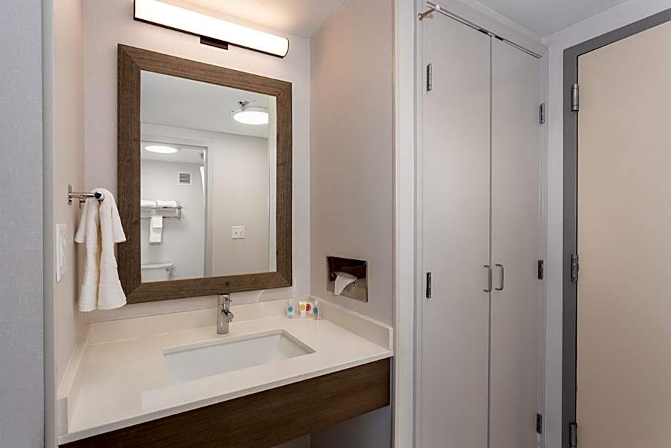 Comfort Inn & Suites Buffalo Airport