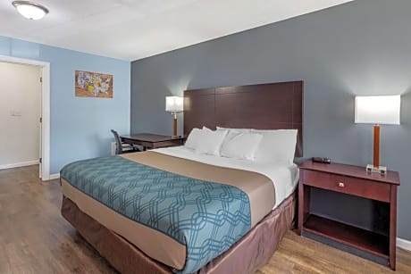 Deluxe King Room - Non-Smoking