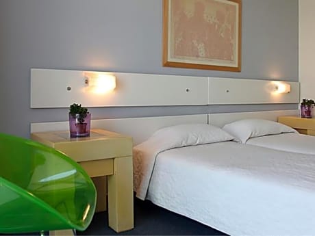Comfort Room with Three Single Beds - Non-Smoking