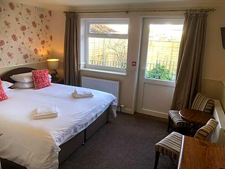 Double or Twin Room with Mountain View