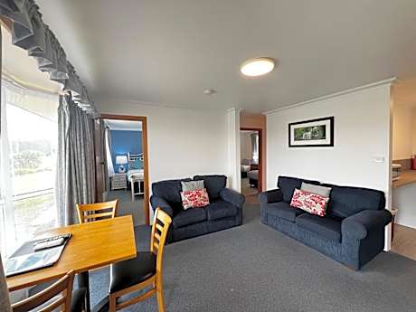 Regatta Point Tavern & Holiday Villas