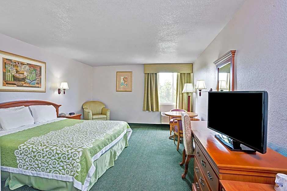 Days Inn & Suites by Wyndham Fullerton
