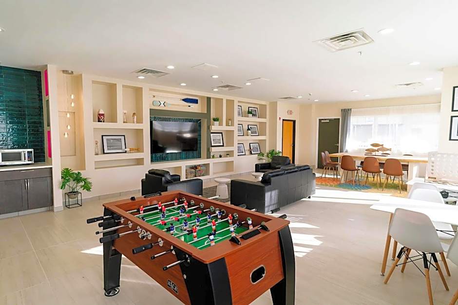 Gateway Hotel & Suites, an Ascend Collection Hotel