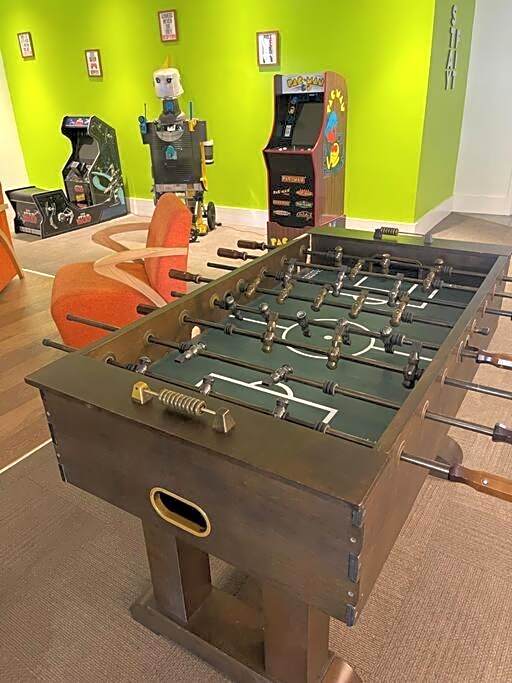 Newly renovated room in cozy hotel near Disney 2