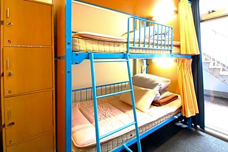 Family Room with Bunk Bed and Shared Bathroom (8 Adults)