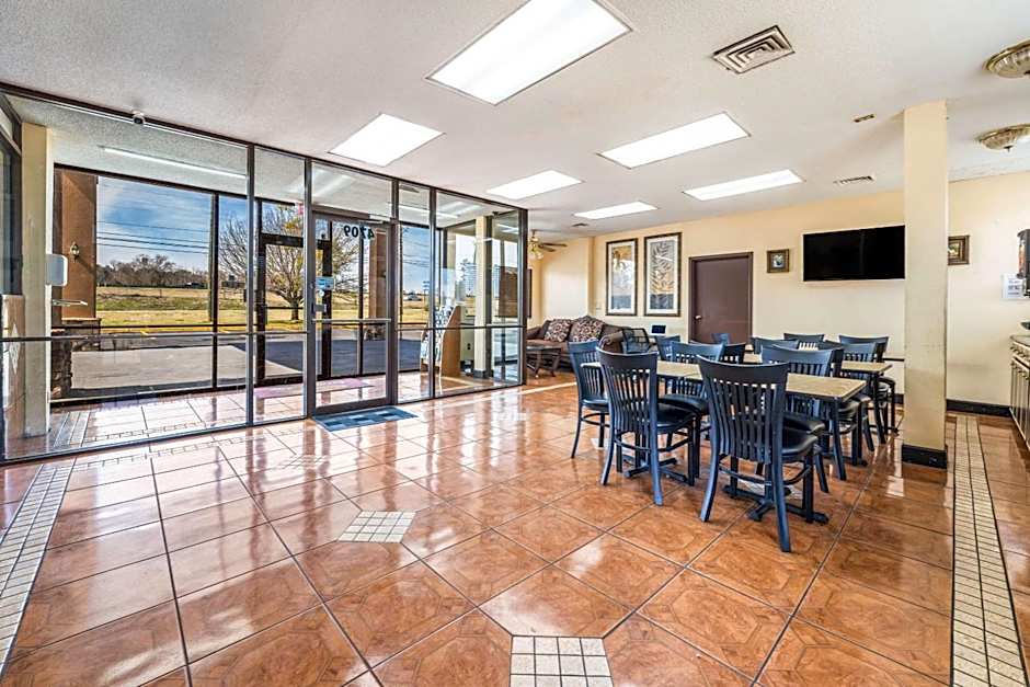 Econo Lodge  Inn & Suites Macon West