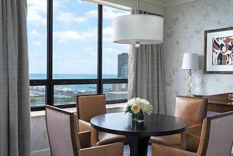 One-Bedroom Lakeside Suite with Lounge Access