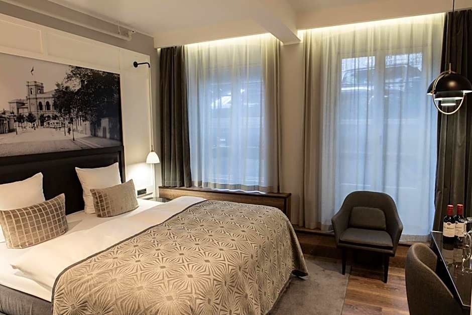 Ascot Hotel
