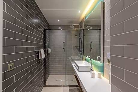 Standard Twin Room with Free Breakfast