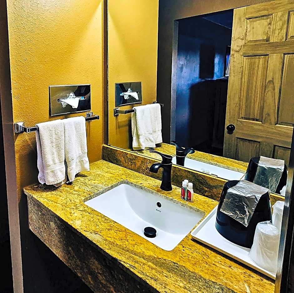 Econo Lodge Eagle Nest