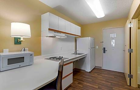 1 King Bed | Mobil Access Tub Nsmk Kitchen