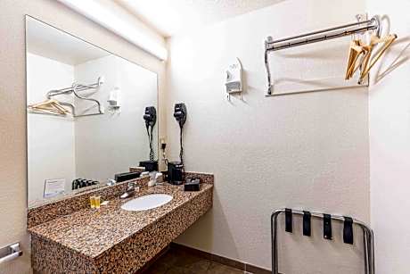 Queen Room - Disability Access - Non-Smoking