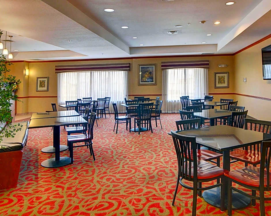 Quality Suites Near Cedar Creek Lake