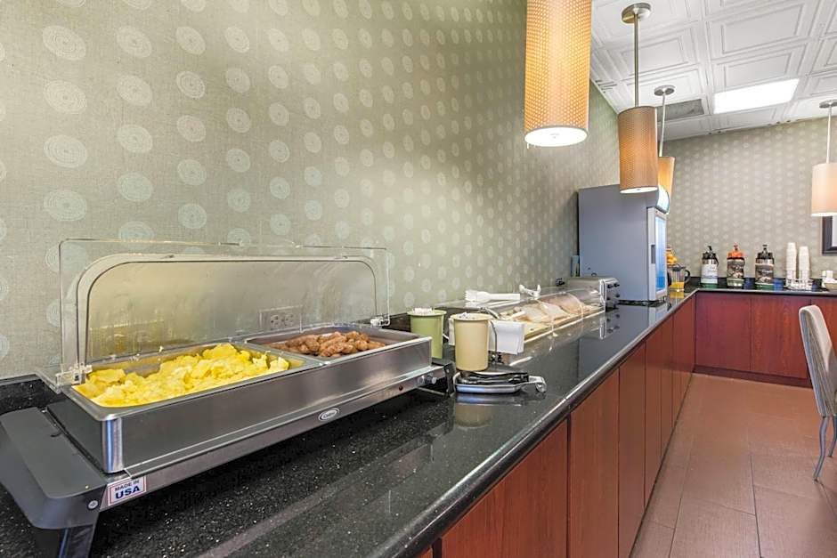 Quality Inn & Suites Charleston - Civic Center