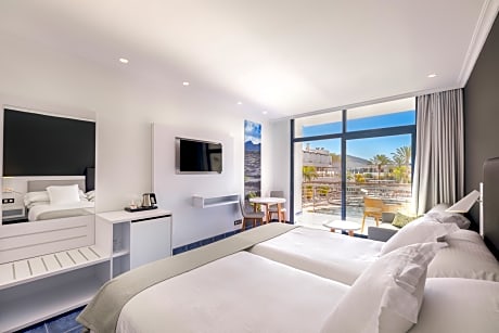 double single use pool view 1 adult + 1 child