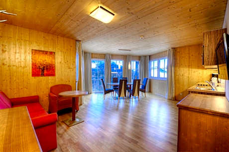 Large Two-Bedroom Apartment (4-6 Adults)